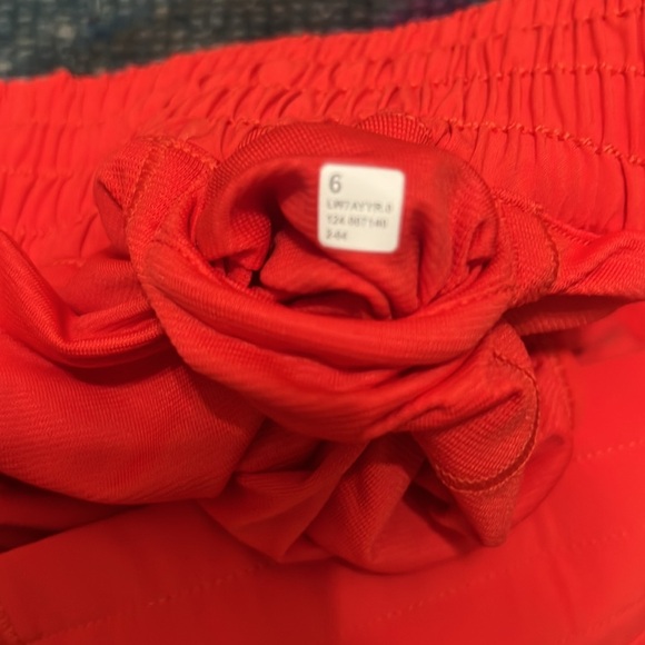 EUC Lululemon Hotty Hot High Rise 2.5in shorts, size 6 - Picture 3 of 3